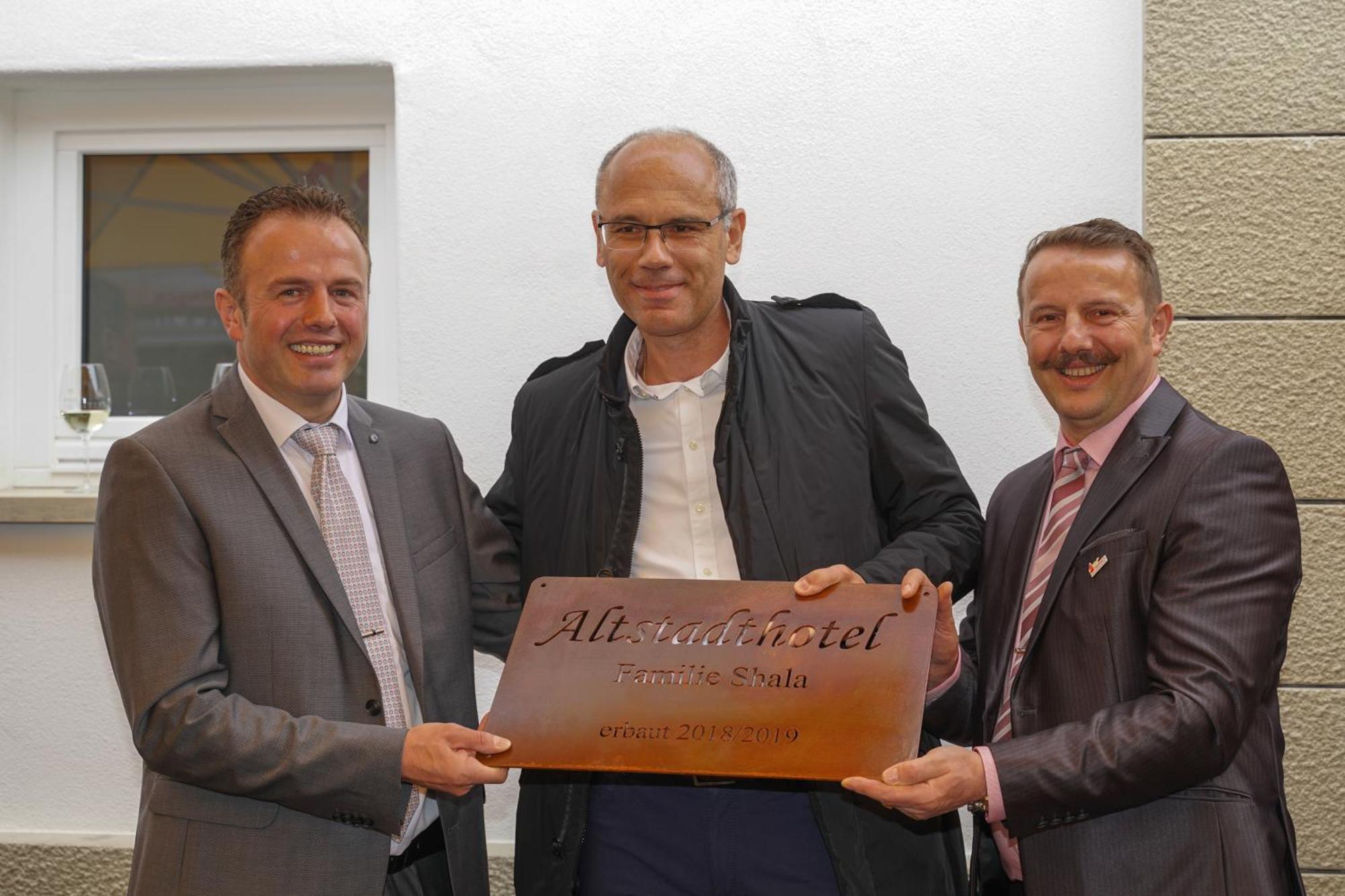 Altstadthotel Wilde Rose Епинген Екстериор снимка