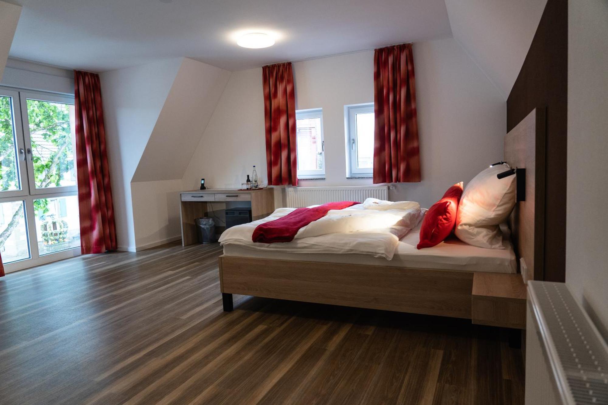 Altstadthotel Wilde Rose Епинген Екстериор снимка